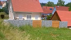 Gabionenmauer mit Holzeinfriedungen
